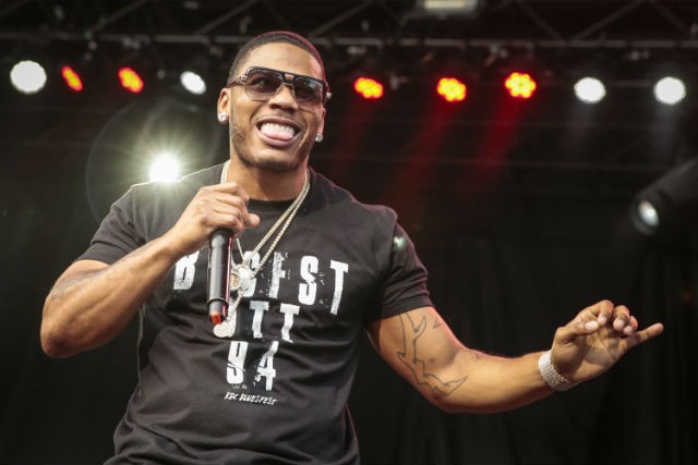 Nelly Stop Show After Fan Tug On Shoes