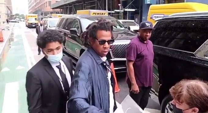 Jay-Z Ignores Giving Signature for Baseball Sport