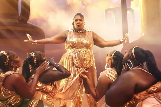 Fans shades lizzo as he calls Chris brown her favourite person.