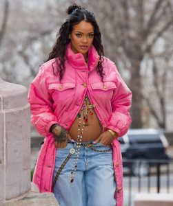 Rihanna Pregnant bump
