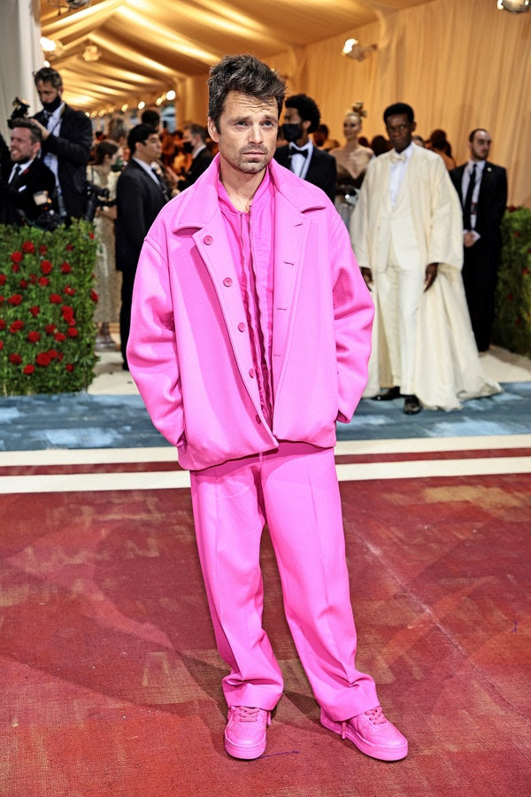 Sebastian Stan met gala dress is pink outfit 