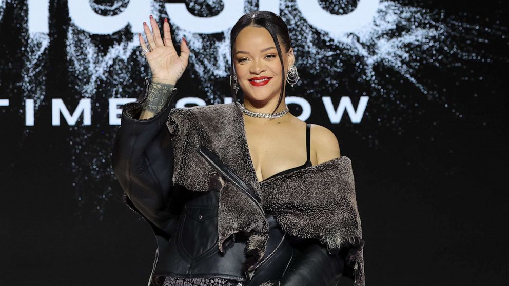 Rihanna Reveals Her Second Pregnant at Super Bowl