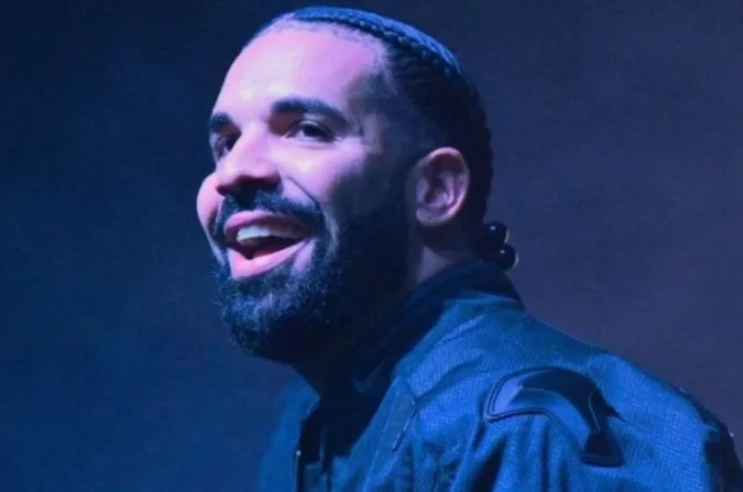 Drake Advised Fans to Always Show Love at “It’s All A Blur Tour”