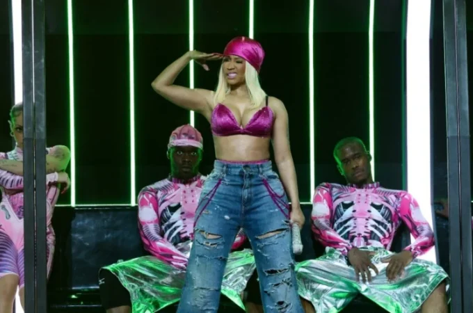 Nicki Minaj Shows Hilarious Reaction to Fan Botching Mic Tradeoff