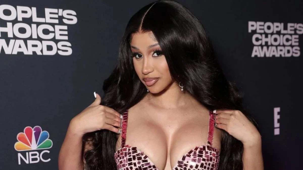 During her Rolls Royce Lesson, Cardi b Involves her Fans