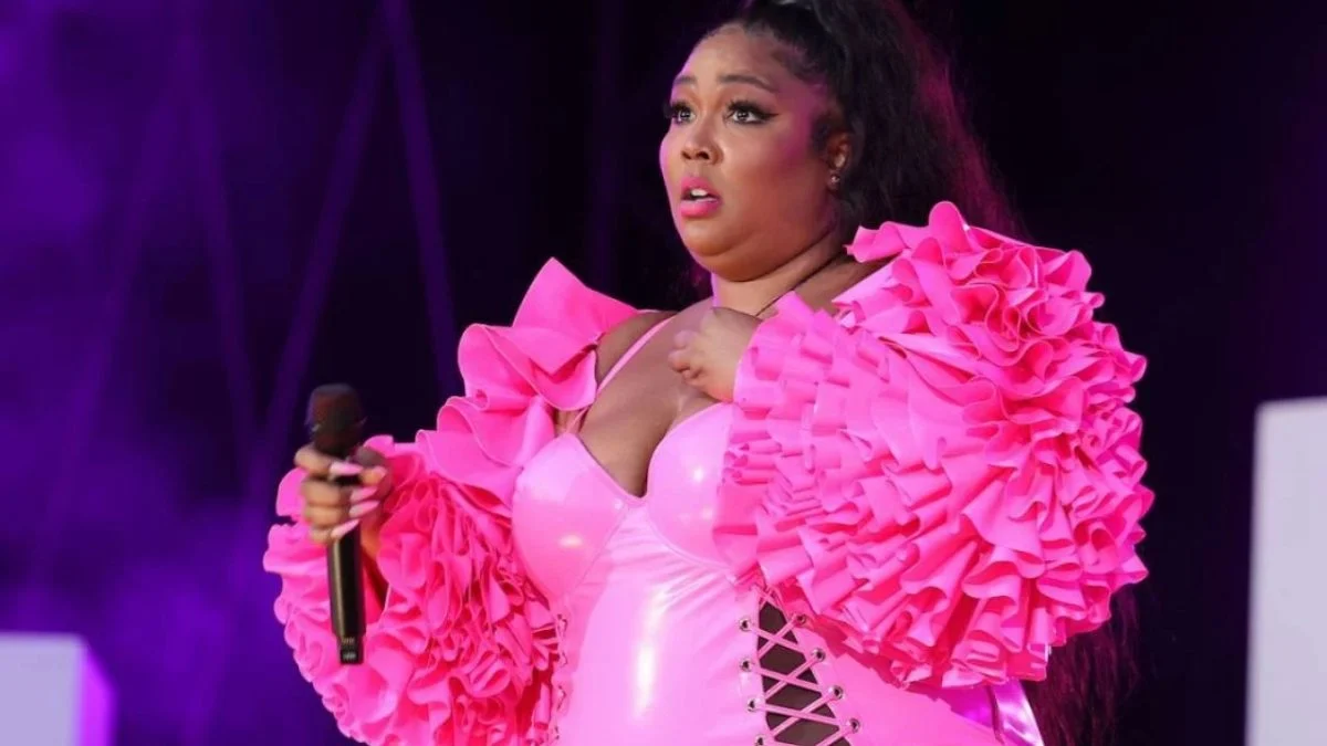 With a Twist, Lizzo Shares Advice on How to Get a “Summer Body.”